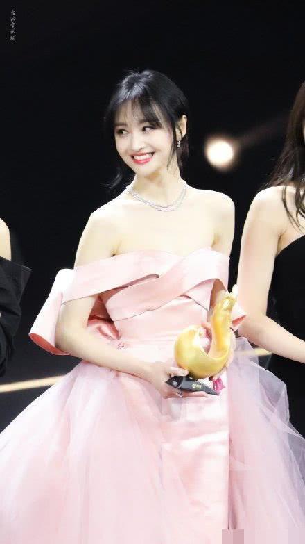 女明星穿抹胸裙掉落,女明星抹胸裙走光瞬间引热议